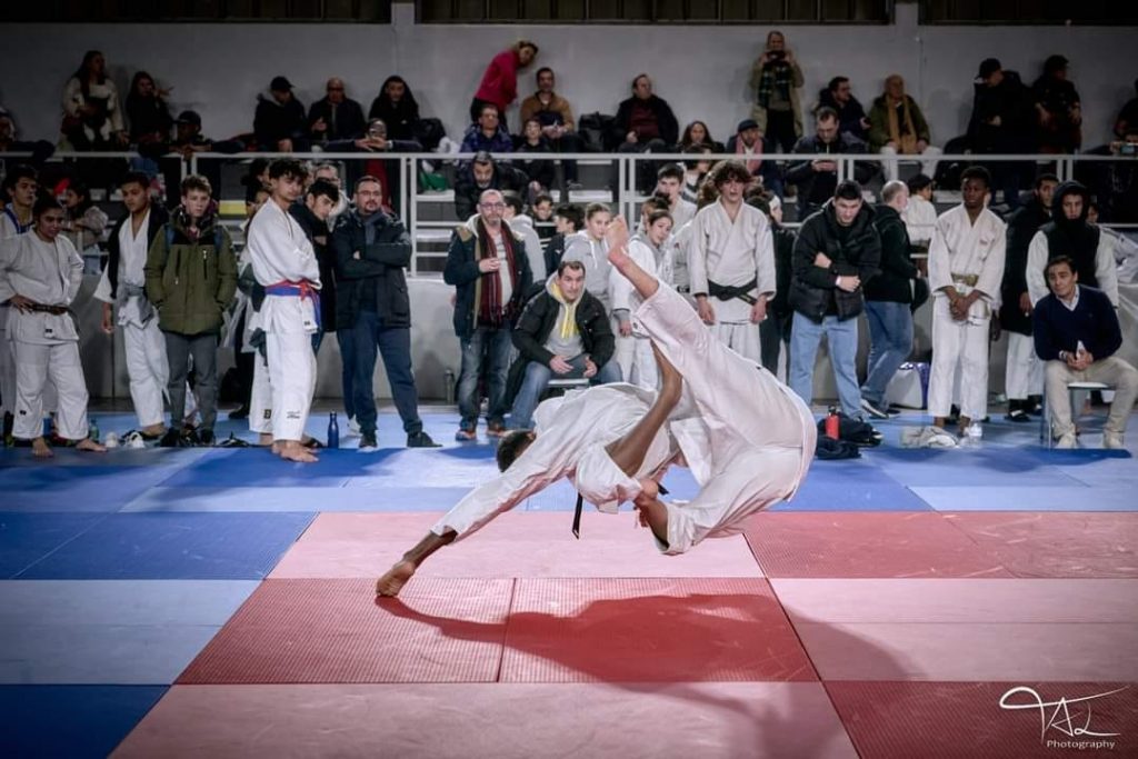 Belle technique de projection lors d'un combat de judo